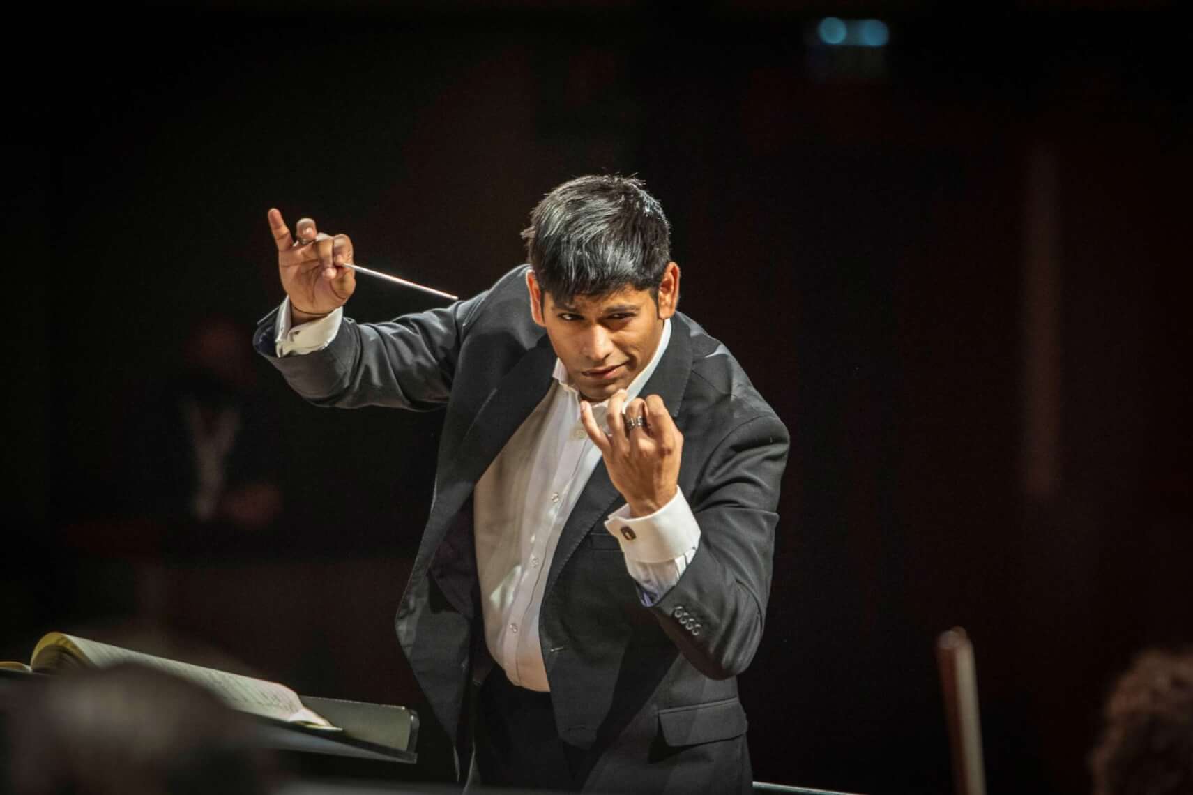 Alpesh Chauhan conducts Mendelssohn, Milhaud, Farrenc e Schumann